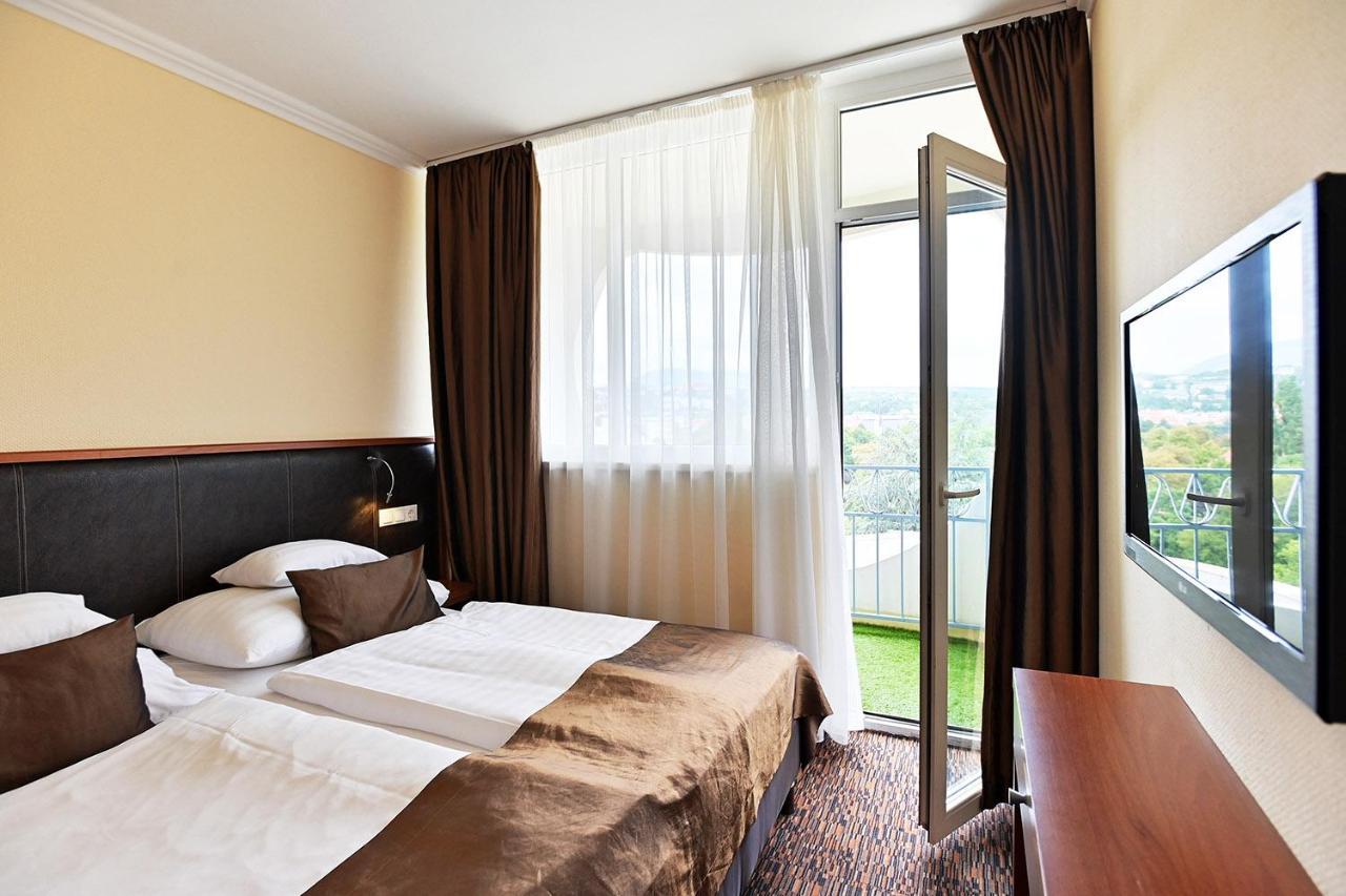 Hotel Eger & Park Екстериор снимка